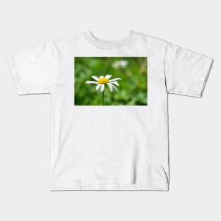 Chamomile flower with dewdrops Kids T-Shirt